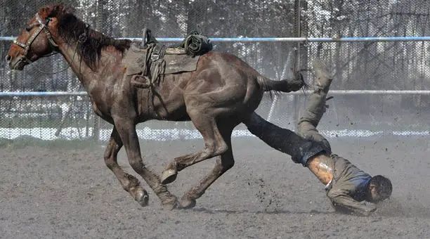 man falling on its face from the horse