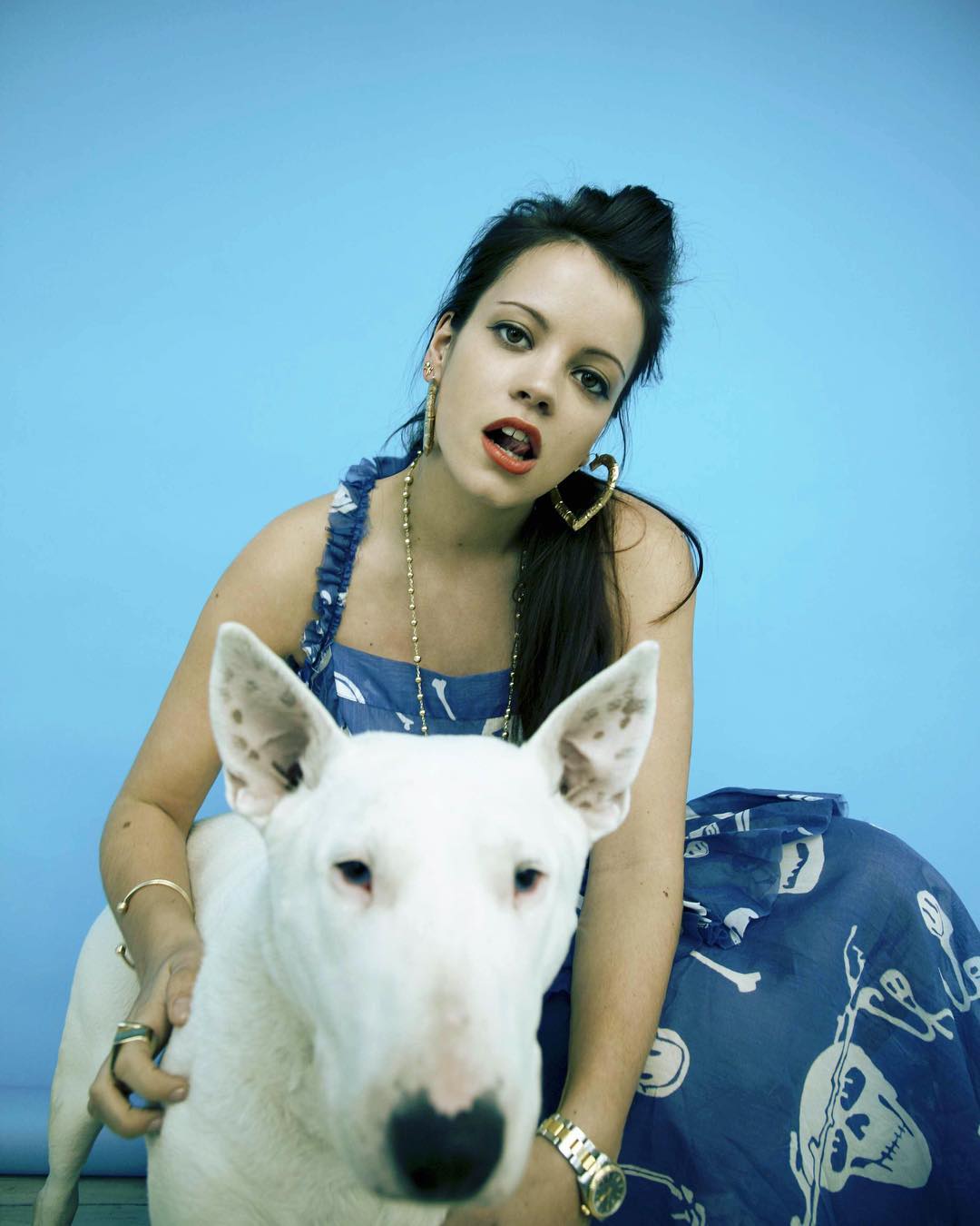 Lily Allen sitting on the floor with her English Bull Terrier