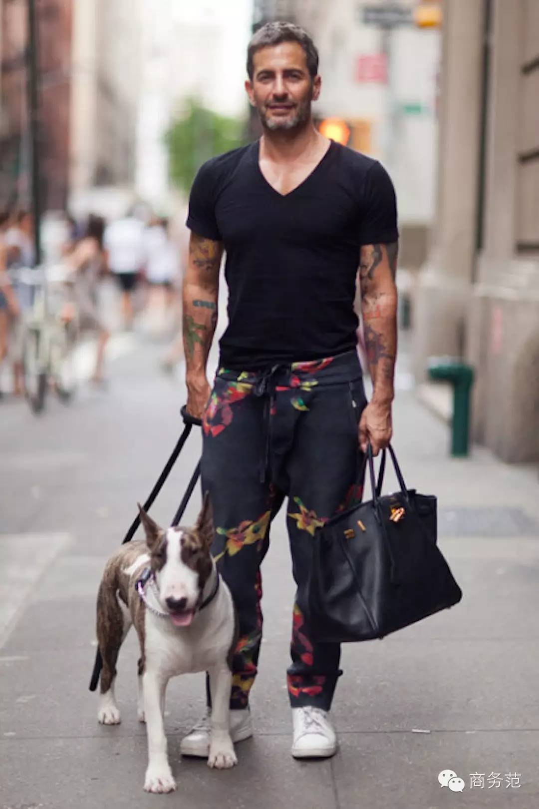 Marc Jacobs walking in the street with his English Bull Terrier