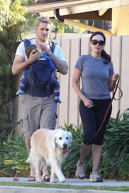 Curtis Stone and his wife Lindsay Price walking with their Golden Retriever