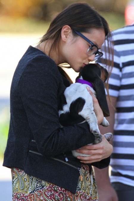 Jamie Chung kissing its Basset Hound puppy