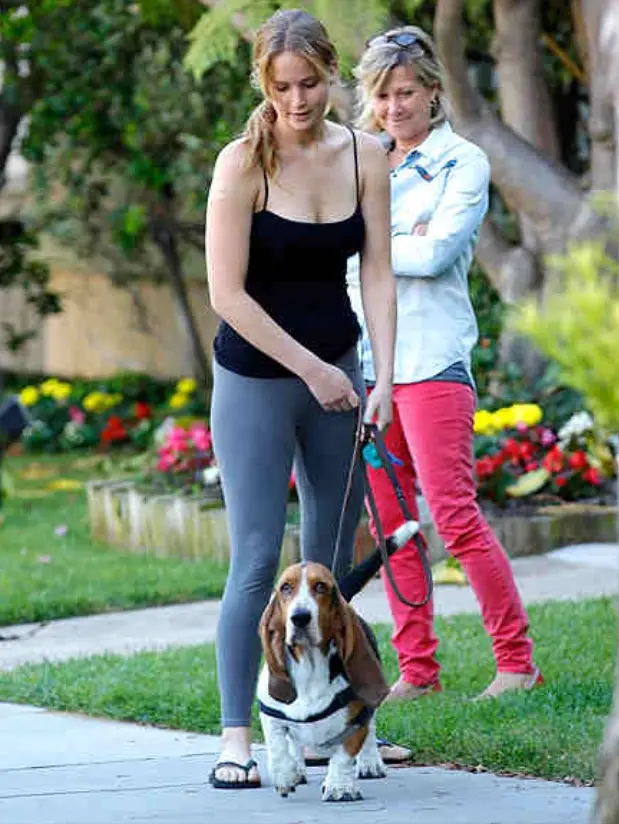  Jennifer Lawrence walking its Basset Hound dog