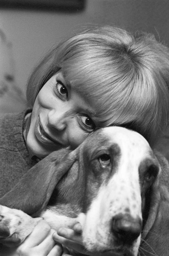 black and white photo of Mireille Darc hugging its Basset Hound