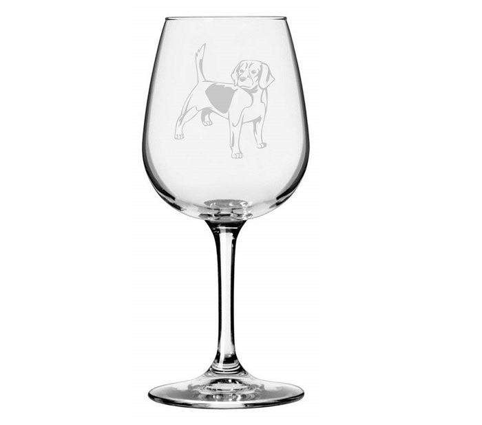 A wine glass etched with Beagle