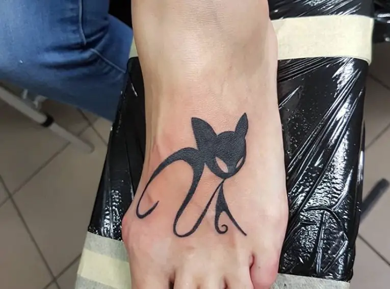 curvy line cat tattoo on feet