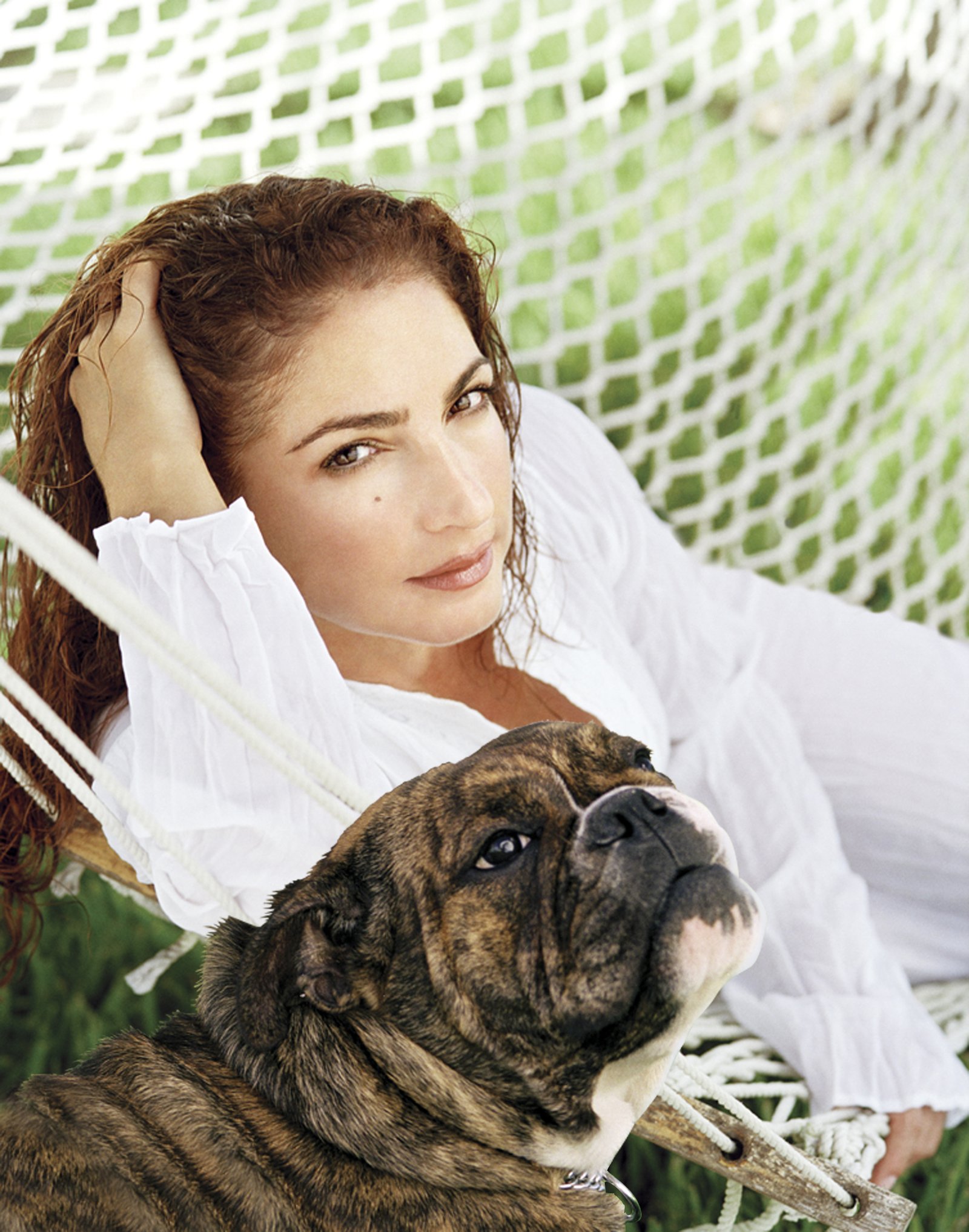 Gloria Estefan on the cradle with her English Bulldog