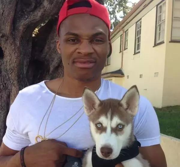 Russell Westbrook carrying his Siberian Husky puppy