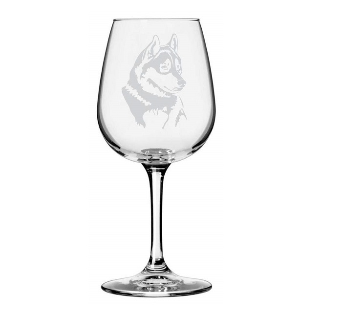 Wine glass with etched Husky