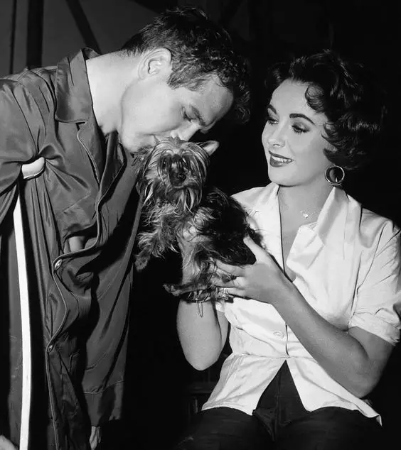 Elizabeth Taylor with Paul Newman kissing their Yorkshire Terrier