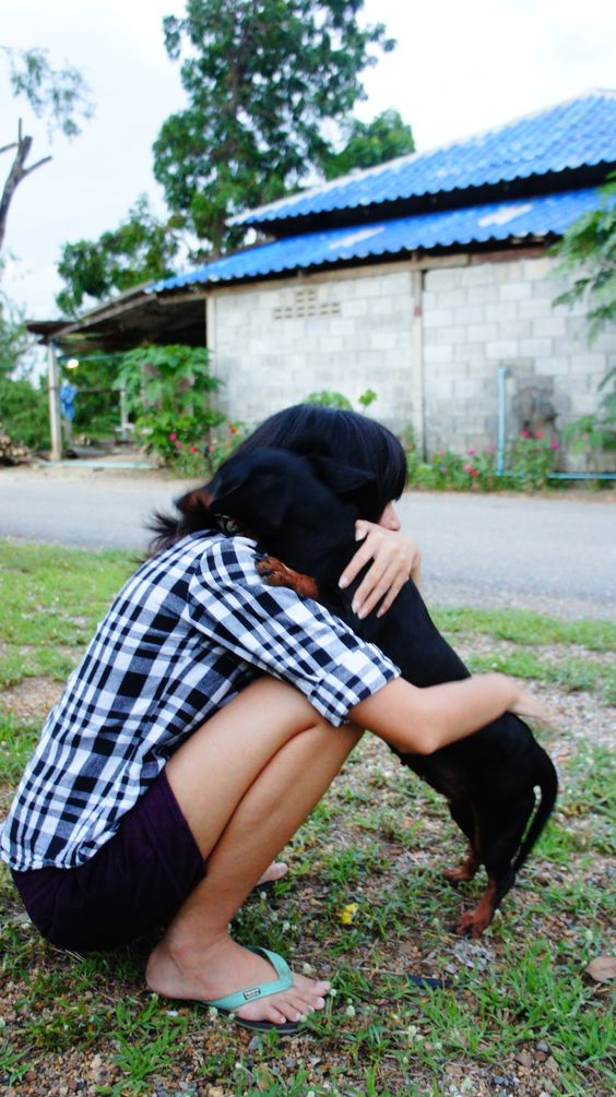 girl hugging dachhund