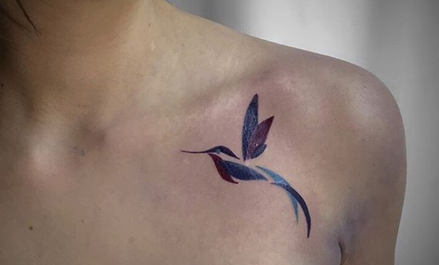 hummingbird outline tattoo on shoulder of girl
