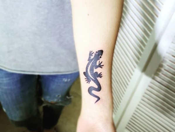 simple black Lizard Tattoo on the forearm