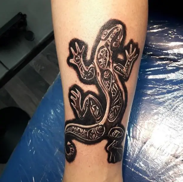 3D black and gray Lizard Tattoo on the leg