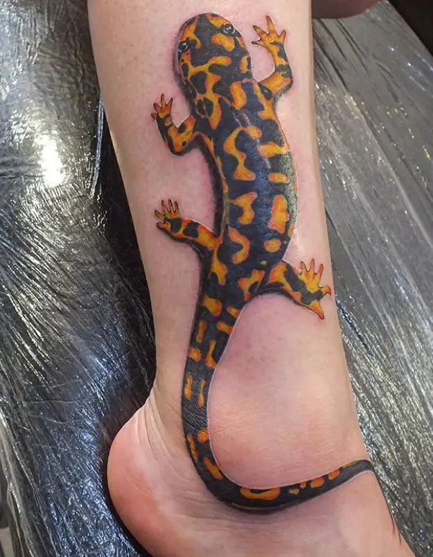 Lizard with black and yellow color pattern Tattoo on the leg