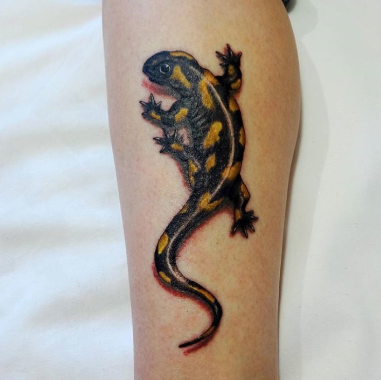 Lizard with black and yellow color pattern Tattoo on the leg