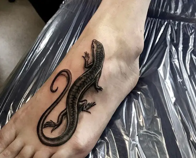 3D realistic black Lizard Tattoo on foot.