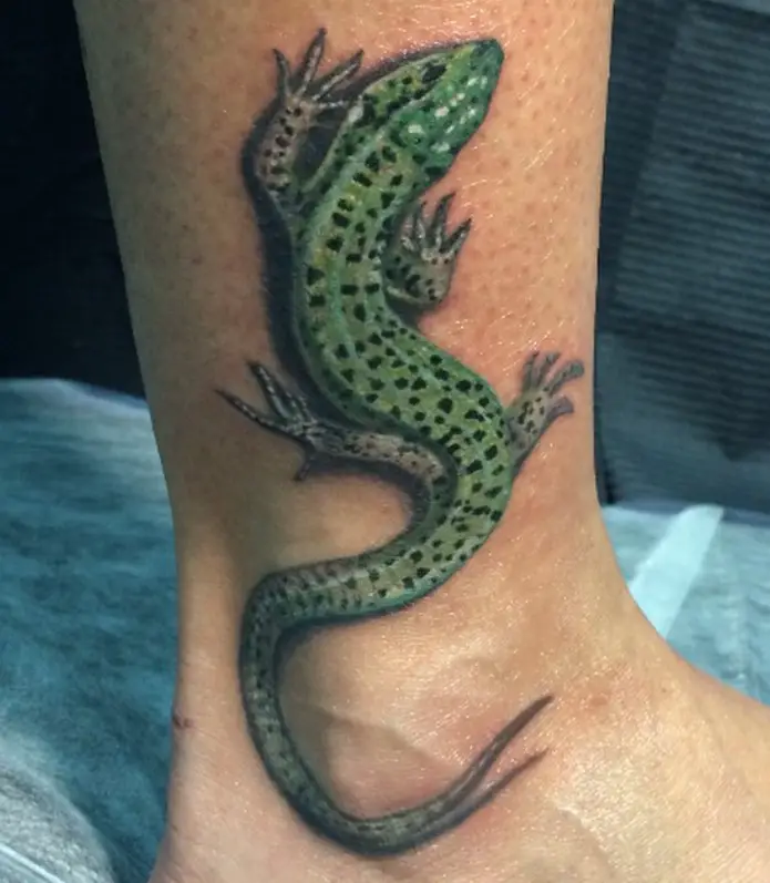 Realistic 3D green lizard tattoo on the ankle