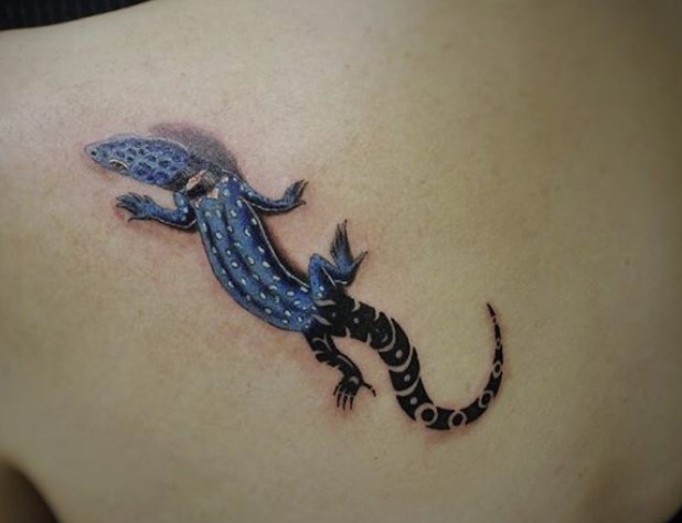 3D blue Lizard with black tail tattoo on back