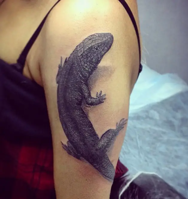 large 3D black Lizard Tattoo on the shoulder