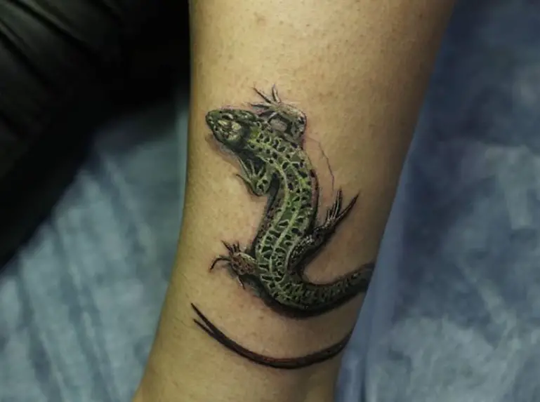 3D green Lizard Tattoo on the leg