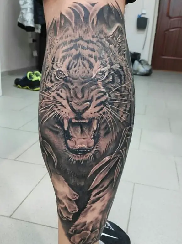 3D angry face of a Tiger Tattoo on the leg