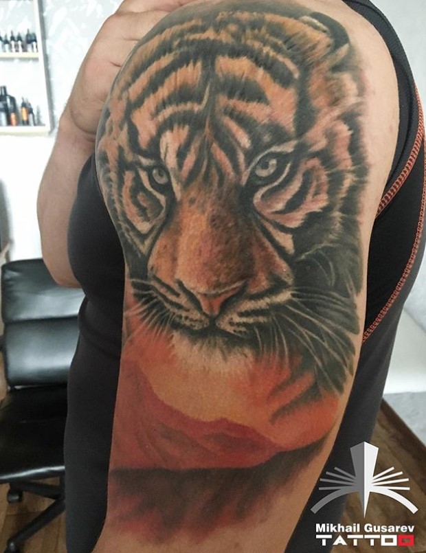 Realistic 3D face of a Tiger Tattoo on the shoulder