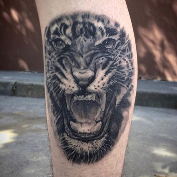 3D angry face of a Tiger Tattoo on the leg