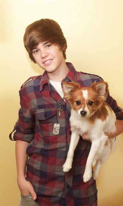 Justin Bieber carrying his Papillon dog in his side