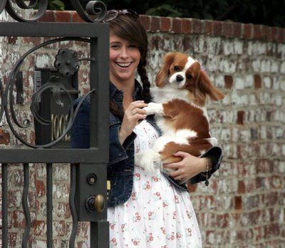 Jennifer Love Hewitt carrying her Cavalier King Charles Spaniels