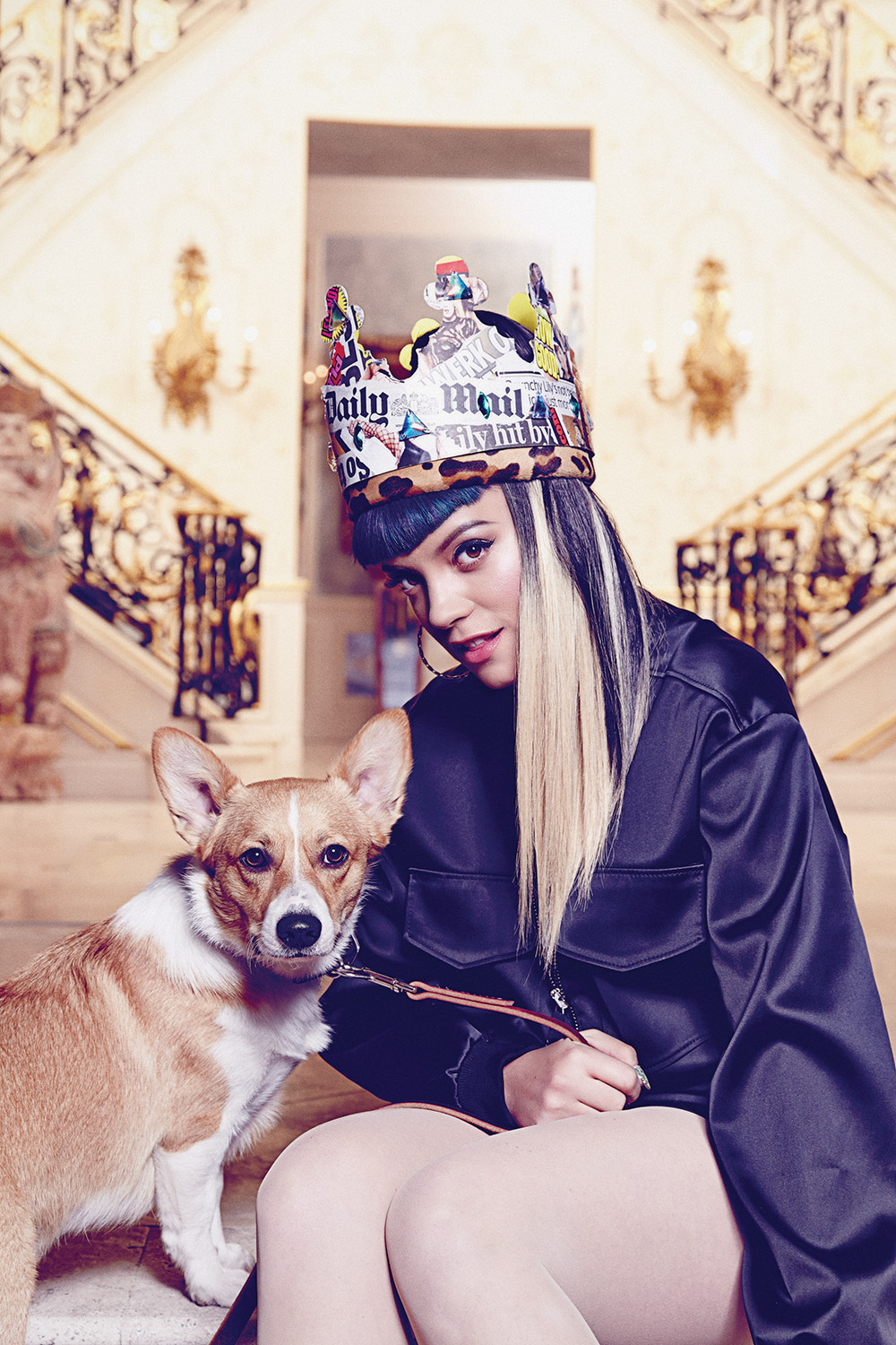 Lily Allen sitting on the floor with its Corgi