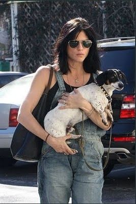 Selma Blair carrying her dachshund dog