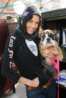 Janice Dickinson carrying her English Bulldog