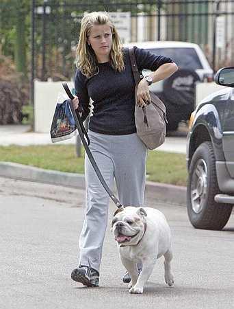 Reese Witherspoon walking with her English Bulldog
