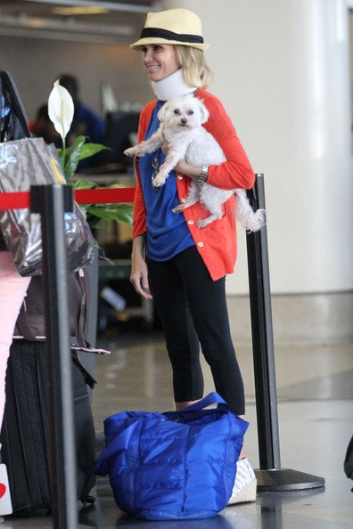 Kristin Chenoweth lining up while holding her Bichon Frise
