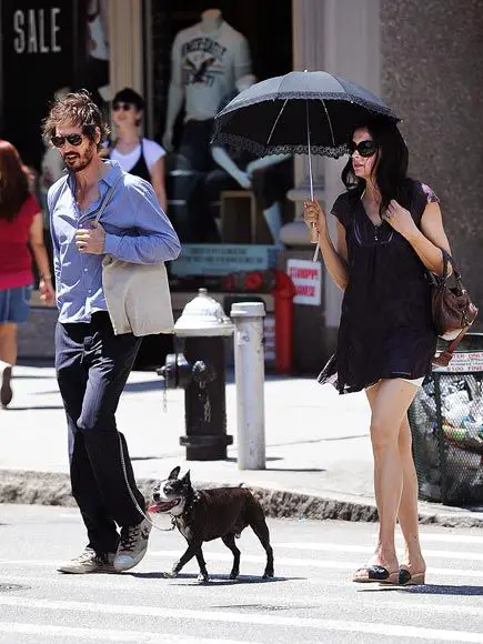 Famke Janssen walking with his Boston Terrier in the street
