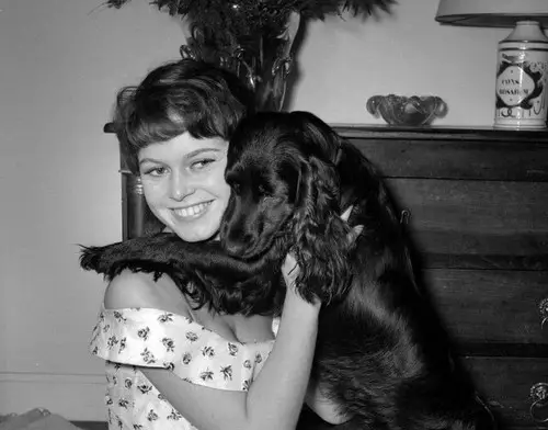 Brigitte Bardot hugging her Cocker Spaniel