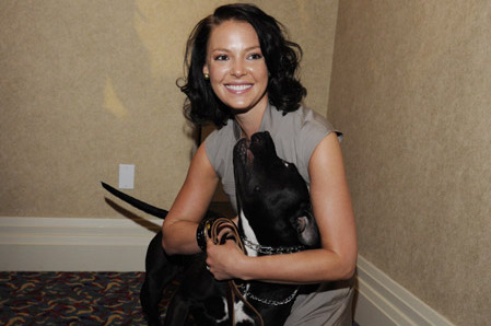 Katherine Heigl sitting on the floor with its Pit Bull