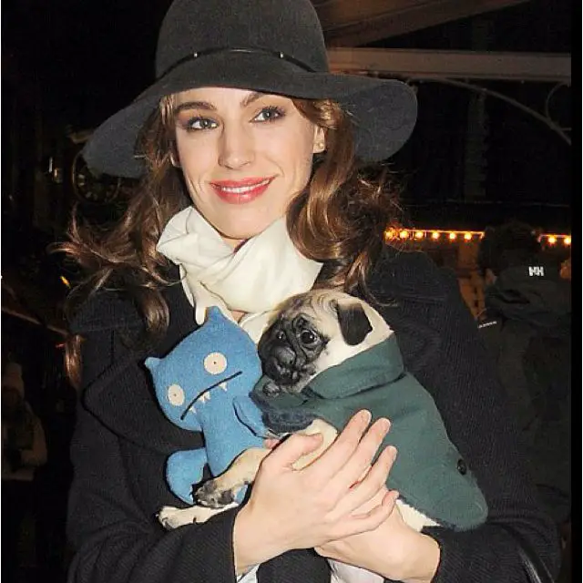 Kelly Brook carrying her Pug