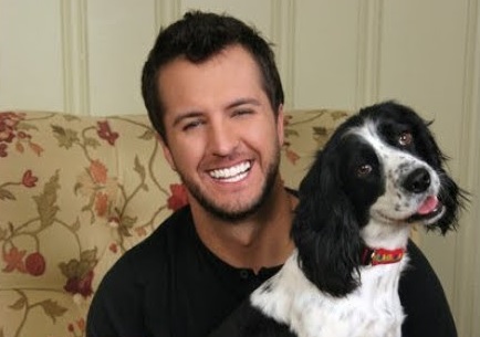 Luke Bryan smiling with his Springer Spaniel