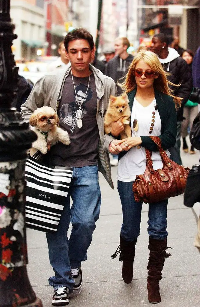 Nicole Richie walking in the street with his boyfriend carrying her Shih tzu while she carries her Pomeranian