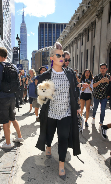Kelly Osbourne walking in the street with her Pomeranian
