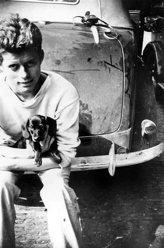  John F. Kennedy with his dachshund dog