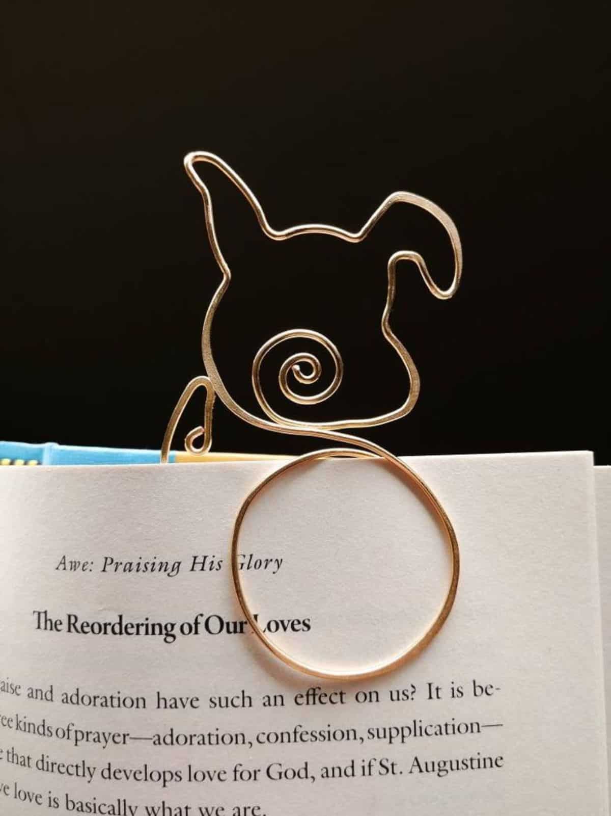 wire dog book mark